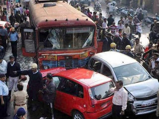 बस-कार की भयानक टक्कर में 7 की मौत बस-कार की भयानक टक्कर में 7 की मौत