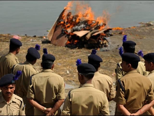 जब सुरक्षाकर्मी मारे जाते हैं तब क्या लोकतंत्र ख़तरे में नहीं पड़ता? जब सुरक्षाकर्मी मारे जाते हैं तब क्या लोकतंत्र ख़तरे में नहीं पड़ता?