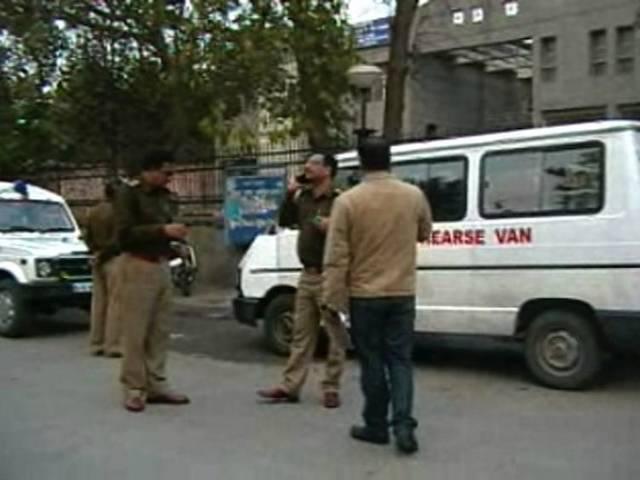 दिल्ली के सादिक नगर में रॉ के अधिकारी ने खत्म किया परिवार, पत्नी और दो बच्चों के साथ दी जान दिल्ली के सादिक नगर में रॉ के अधिकारी ने खत्म किया परिवार, पत्नी और दो बच्चों के साथ दी जान