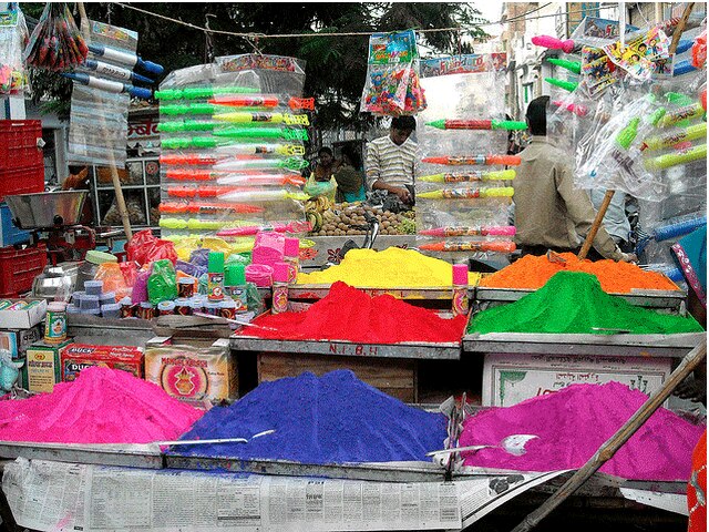 बाजारों में मची 'तमंचे पर होली' और 'टली डांस' की धूम बाजारों में मची ‘तमंचे पर होली’ और ‘टली डांस’ की धूम