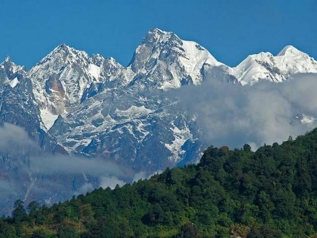 हेलीकॉप्टर से देख सकेंगे अब सबसे ऊंची कंचनजंघा का खूबसूरत नजारा हेलीकॉप्टर से देख सकेंगे अब सबसे ऊंची कंचनजंघा का खूबसूरत नजारा