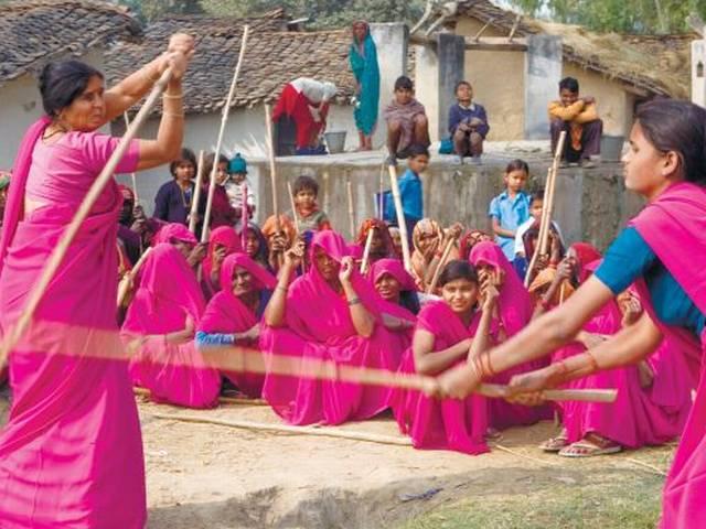 'गुलाबी गैंग' और 'गुलाब गैंग' में छिड़ी जंग ‘गुलाबी गैंग’ और ‘गुलाब गैंग’ में छिड़ी जंग