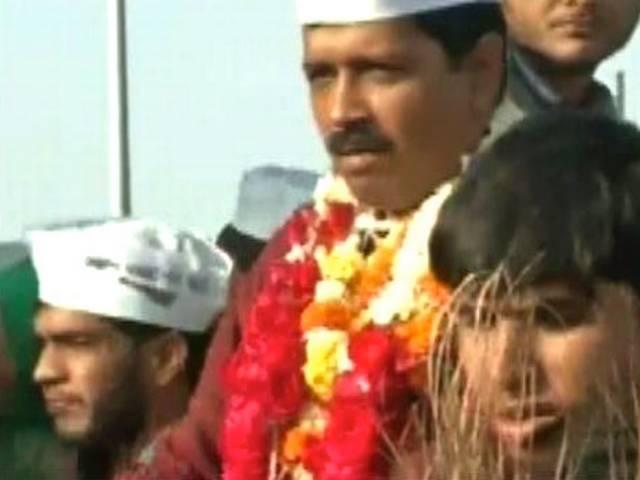 गुजरात में केजरीवाल के काफिले को पुलिस ने रोका, फिर छोड़ा गुजरात में केजरीवाल के काफिले को पुलिस ने रोका, फिर छोड़ा
