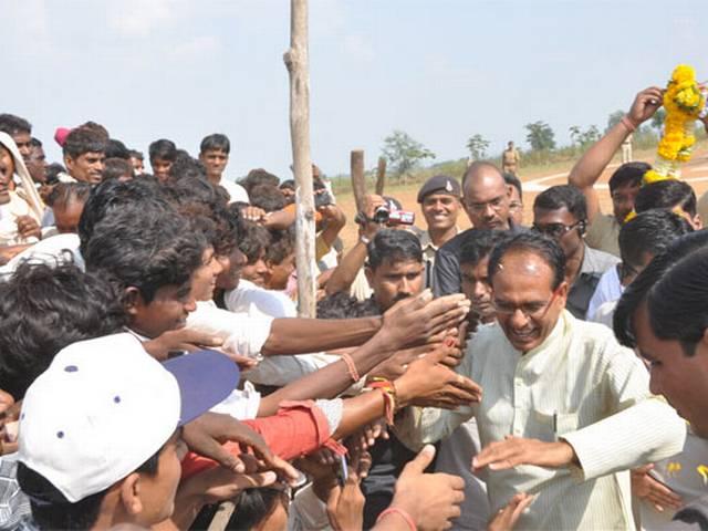 केजरीवाल, नीतीश के बाद अब धरने पर बैठे मध्यप्रदेश के सीएम शिवराज सिंह चौहान केजरीवाल, नीतीश के बाद अब धरने पर बैठे मध्यप्रदेश के सीएम शिवराज सिंह चौहान