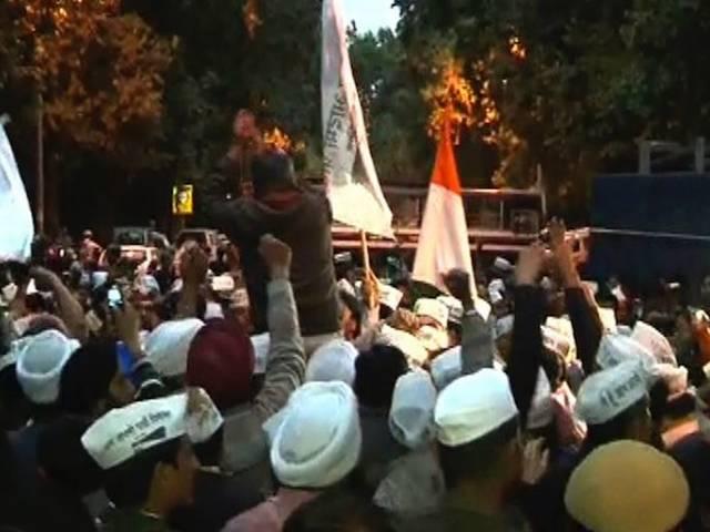 सियासत में मचे गुंडागर्दी पर विजय विद्रोही की त्वरित टिप्पणी... चांदनी चौक की लड़ाई सियासत में मचे गुंडागर्दी पर विजय विद्रोही की त्वरित टिप्पणी… चांदनी चौक की लड़ाई