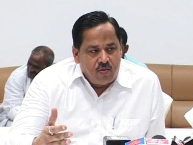 'खून के रिश्तों को अहमियत दे रहे नेता' ‘खून के रिश्तों को अहमियत दे रहे नेता’