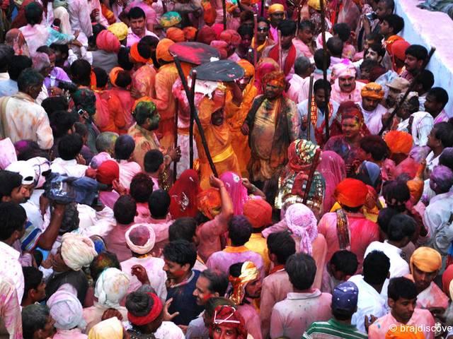 बरसाने में विश्वप्रसिद्घ लठमार होली का मजा शुरु बरसाने में विश्वप्रसिद्घ लठमार होली का मजा शुरु