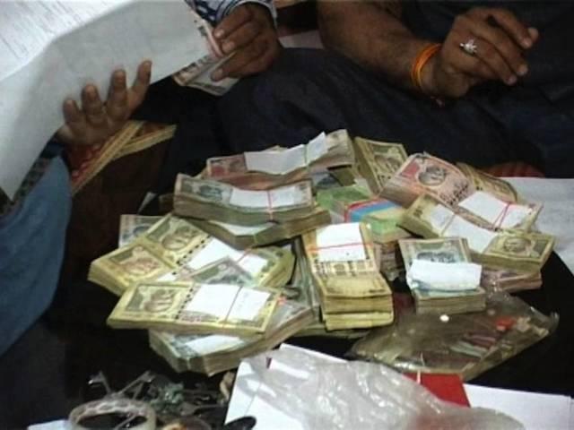 मिलिए इस रईस चपरासी से, सिर्फ 12 करोड़ की संपत्ति के मालिक हैं मिलिए इस रईस चपरासी से, सिर्फ 12 करोड़ की संपत्ति के मालिक हैं