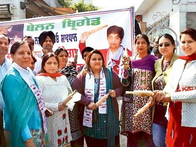 पंजाब में महिलाओं के 'बेलन ब्रिगेड' का एलान: चुनाव में नशा, नोट बांटने वालों को पड़ेंगे बेलन पंजाब में महिलाओं के ‘बेलन ब्रिगेड’ का एलान: चुनाव में नशा, नोट बांटने वालों को पड़ेंगे बेलन