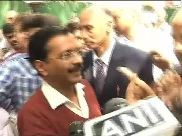 केजरीवाल के घर के बाहर आप कार्यकर्ताओं का हंगामा, आशुतोष, योगेंद्र यादव को टिकट देने में धांधली का इल्जाम केजरीवाल के घर के बाहर आप कार्यकर्ताओं का हंगामा, आशुतोष, योगेंद्र यादव को टिकट देने में धांधली का इल्जाम