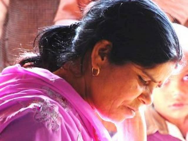 गुलाबी गैंग की संपत पाल न घर की रही और न घाट की ! गुलाबी गैंग की संपत पाल न घर की रही और न घाट की !