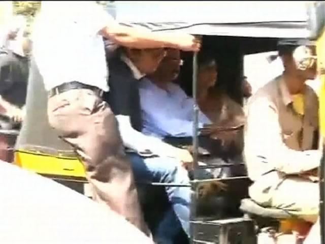 LIVE: मुंबई में केजरीवाल के स्वागत में 'आप' कार्यकर्ताओं ने उड़ाईं कानून की धज्जियॉं LIVE: मुंबई में केजरीवाल के स्वागत में ‘आप’ कार्यकर्ताओं ने उड़ाईं कानून की धज्जियॉं