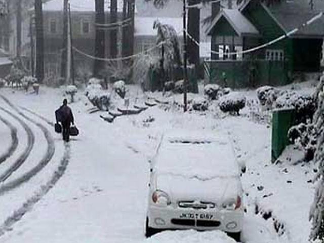 कश्मीर घाटी में भारी बर्फ गिरने से घाटी का देश के बाकी हिस्सों से संपर्क टूट कश्मीर घाटी में भारी बर्फ गिरने से घाटी का देश के बाकी हिस्सों से संपर्क टूट
