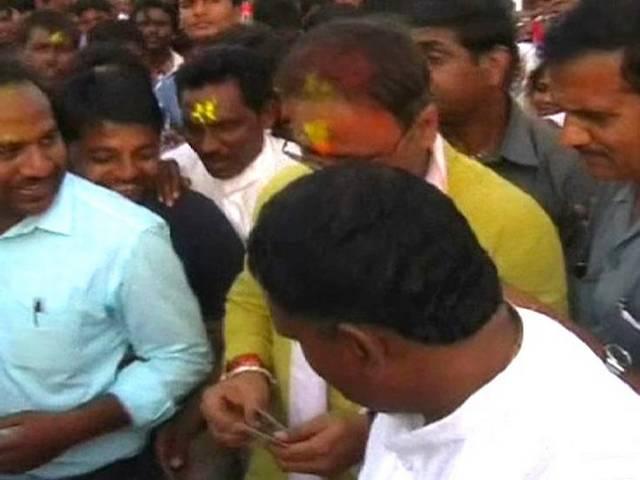 मध्य प्रदेश कांग्रेस अध्यक्ष अरुण यादव आदिवासियों को पैसे बांटते कैमरे में कैद, डीएम ने जांच के आदेश दिए मध्य प्रदेश कांग्रेस अध्यक्ष अरुण यादव आदिवासियों को पैसे बांटते कैमरे में कैद, डीएम ने जांच के आदेश दिए