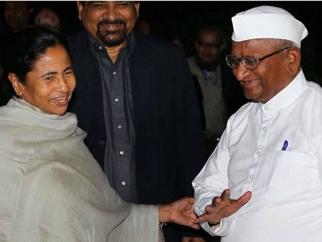 ममता बनर्जी से रिश्ते तोड़ने के अन्ना ने दिए संकेत, रामलीला मैदान विवाद के लिए संतोष भारतीय पर धोखा देने का आरोप ममता बनर्जी से रिश्ते तोड़ने के अन्ना ने दिए संकेत, रामलीला मैदान विवाद के लिए संतोष भारतीय पर धोखा देने का आरोप