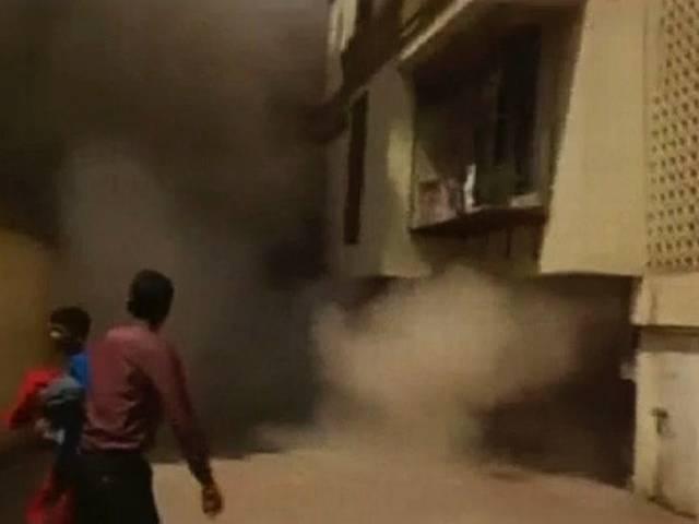 मुंबई में इमारत गिरने से दो महिलाओं की मौत, चार घायल मुंबई में इमारत गिरने से दो महिलाओं की मौत, चार घायल
