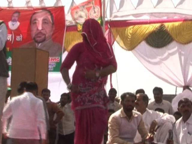 यूपी के बागपत में समाजवादी पार्टी की सभा में लगे ठुमके, नोट लेकर नाचते दिखे कार्यकर्ता यूपी के बागपत में समाजवादी पार्टी की सभा में लगे ठुमके, नोट लेकर नाचते दिखे कार्यकर्ता