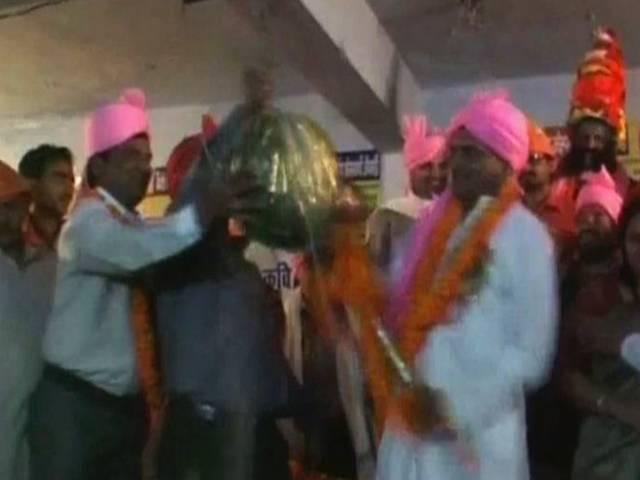 अनोखी बात: 'होली से पहले इलाहाबाद में निकली हथौड़ा बारात' अनोखी बात: ‘होली से पहले इलाहाबाद में निकली हथौड़ा बारात’
