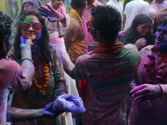 देशभर में पारंपरिक हर्षोल्लास और भाइचारे के साथ मनाया गया रंगो का त्योहार ‘होली’ देशभर में पारंपरिक हर्षोल्लास और भाइचारे के साथ मनाया गया रंगो का त्योहार ‘होली’