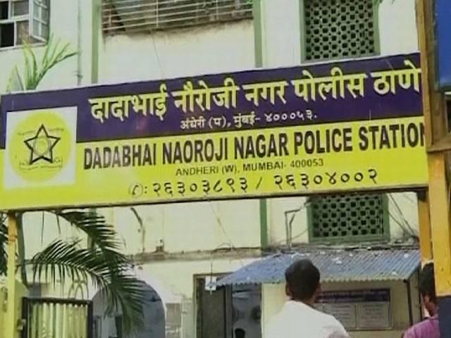 महिला पत्रकार के साथ छेड़छाड़ के मामले में चार लोग गिरफ्तार महिला पत्रकार के साथ छेड़छाड़ के मामले में चार लोग गिरफ्तार