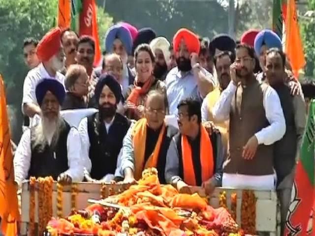 अमृतसर में अरुण जेटली के रोड शो में गैस का गुब्बारा फटा, जेटली तक पहुंचीं चिंगारी अमृतसर में अरुण जेटली के रोड शो में गैस का गुब्बारा फटा, जेटली तक पहुंचीं चिंगारी