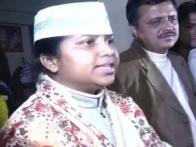 आप ने बनाया राखी को लोकसभा उम्मीदवार, महेंद्र सिंह का नाम लिया वापस आप ने बनाया राखी को लोकसभा उम्मीदवार, महेंद्र सिंह का नाम लिया वापस