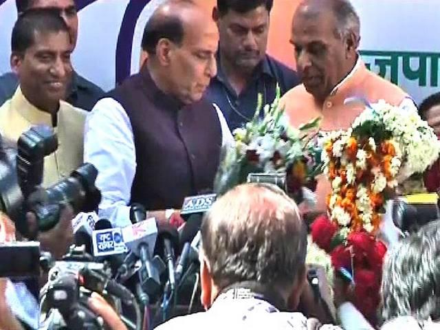 कॉमेडियन राजू श्रीवास्तव और जगदंबिका पाल बीजेपी में शामिल कॉमेडियन राजू श्रीवास्तव और जगदंबिका पाल बीजेपी में शामिल