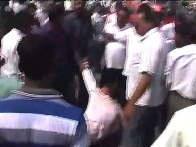 बीजेपी उम्मीदवार शत्रुघ्न सिन्हा को काले झंडे दिखाए गए, समर्थकों ने विरोध करने वाले को पीटा बीजेपी उम्मीदवार शत्रुघ्न सिन्हा को काले झंडे दिखाए गए, समर्थकों ने विरोध करने वाले को पीटा