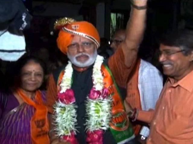 वडोदरा में मोदी का हमशक्ल लोगों से मांग रहा है वोट वडोदरा में मोदी का हमशक्ल लोगों से मांग रहा है वोट
