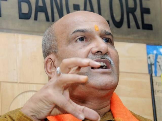 मोदी को पीएम बनाने के लिए श्रीराम सेना के प्रमुख प्रमोद मुथालिक ने थामा बीजेपी का दामन मोदी को पीएम बनाने के लिए श्रीराम सेना के प्रमुख प्रमोद मुथालिक ने थामा बीजेपी का दामन