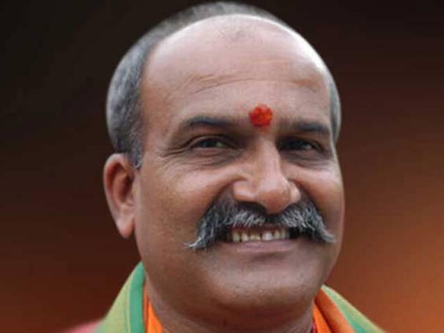 इंट्री के कुछ ही घंटों बाद चौतरफा आलोचनाओं से घबराई बीजेपी ने विवादित नेता मुतालिक से पीछा छुड़ाया! इंट्री के कुछ ही घंटों बाद चौतरफा आलोचनाओं से घबराई बीजेपी ने विवादित नेता मुतालिक से पीछा छुड़ाया!