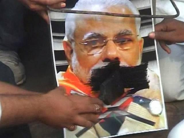 वाराणसी में मोदी के पोस्टर पर फेंकी गई काली स्याही वाराणसी में मोदी के पोस्टर पर फेंकी गई काली स्याही