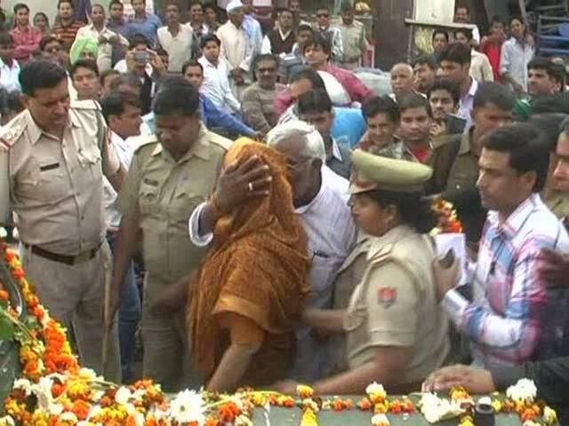 नगमा को 'किस' करने वाला वीडियो यू ट्यूब पर हुआ वायरल नगमा को ‘किस’ करने वाला वीडियो यू ट्यूब पर हुआ वायरल
