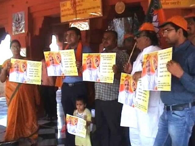 दुर्गा सप्तशती के तर्ज पर मोदी को भगवान बताते हुए नया पोस्टर जारी दुर्गा सप्तशती के तर्ज पर मोदी को भगवान बताते हुए नया पोस्टर जारी