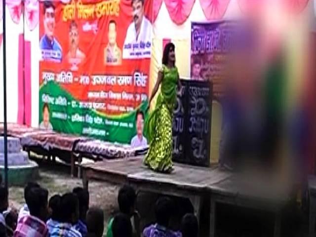 बच्चों के सामने अश्लील डांस कराने पर पुलिस की कार्रवाई शुरु बच्चों के सामने अश्लील डांस कराने पर पुलिस की कार्रवाई शुरु