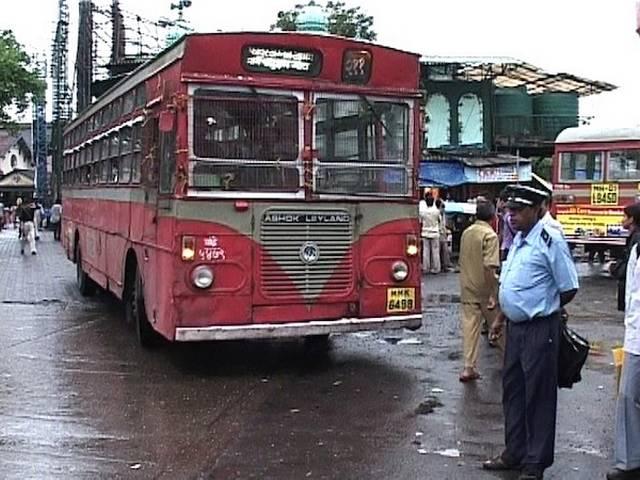 मुंबई में 12 घंटे की शिफ्ट के विरोध में बेस्ट बसों की अचानक हड़ताल मुंबई में 12 घंटे की शिफ्ट के विरोध में बेस्ट बसों की अचानक हड़ताल