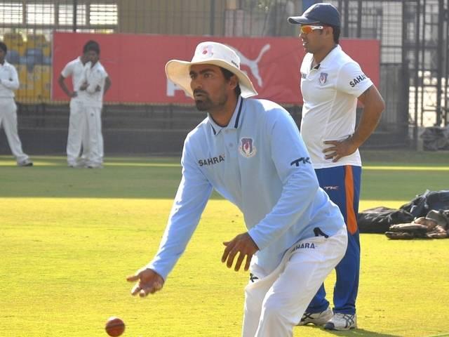 चुनावी मैदान पर ये रोज़ जड़ रहे हैं चौके-छक्के चुनावी मैदान पर ये रोज़ जड़ रहे हैं चौके-छक्के