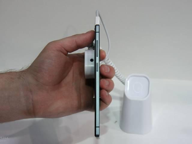 पराठे जितना पतला है ये अनोखा मोबाइल फोन! Parathe_Mobile_