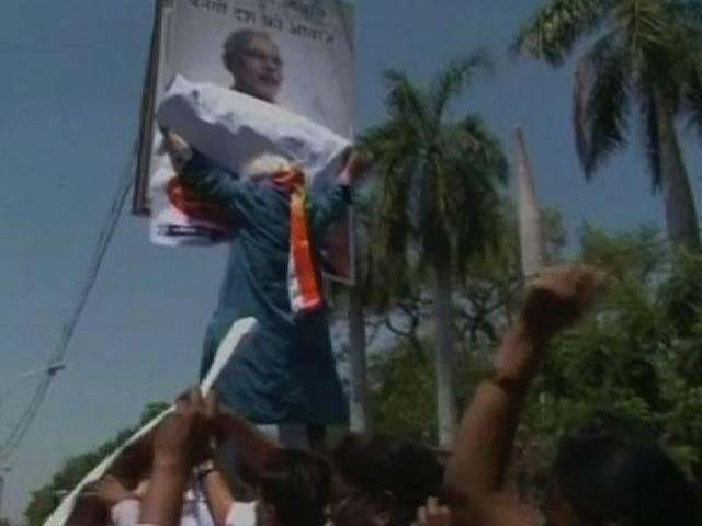 मोदी के पोस्टर पर अपना पोस्टर चिपकाने की वजह से हिरासत में लिए गये मिस्त्री मोदी के पोस्टर पर अपना पोस्टर चिपकाने की वजह से हिरासत में लिए गये मिस्त्री