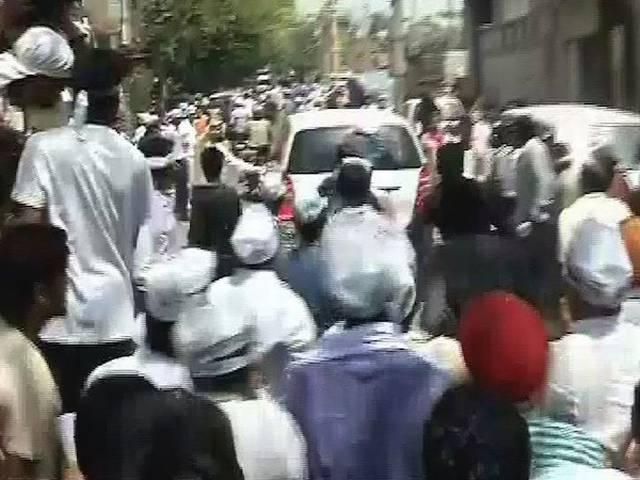 दिल्ली में रोड शो के दौरान केजरीवाल को जड़ा गया थप्पड़ दिल्ली में रोड शो के दौरान केजरीवाल को जड़ा गया थप्पड़