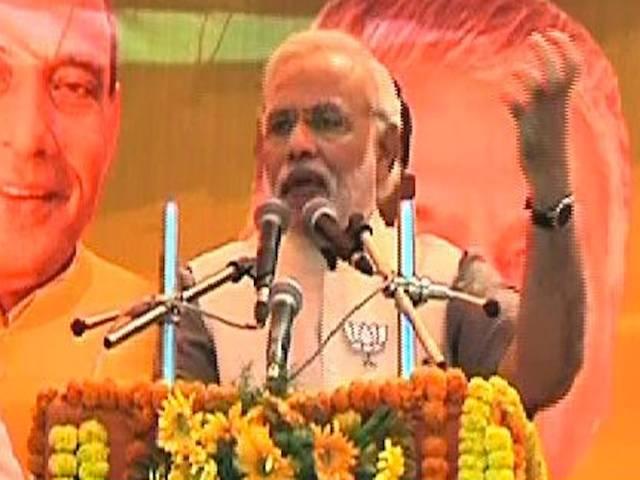 मोदी ने की नक्सलियों से हथियार छोड़ कलम उठाने की अपील मोदी ने की नक्सलियों से हथियार छोड़ कलम उठाने की अपील