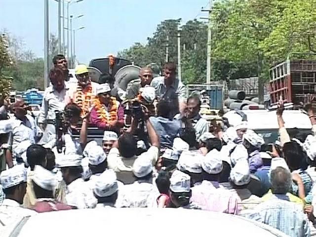 दिल्ली में ऑटो ड्राइवर ने केजरीवाल को मारा थप्पड़ दिल्ली में ऑटो ड्राइवर ने केजरीवाल को मारा थप्पड़