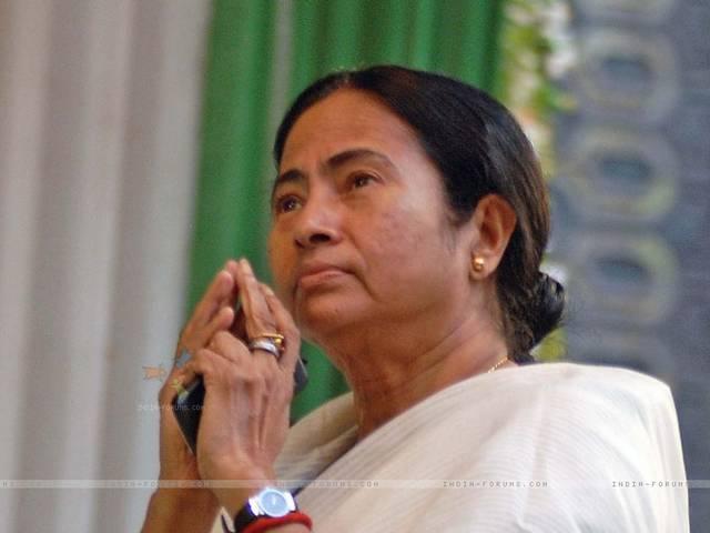 ममता का रूख नरम, अधिकारियों के तबादले पर चुनाव आयोग का निर्देश मानने को तैयार ममता का रूख नरम, अधिकारियों के तबादले पर चुनाव आयोग का निर्देश मानने को तैयार