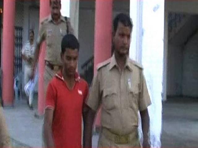 रेप में असफल होने पर यूपी के कुशीनगर में छात्रा को ज़िंदा जलाया, आरोपी सपा नेता का करीबी! रेप में असफल होने पर यूपी के कुशीनगर में छात्रा को ज़िंदा जलाया, आरोपी सपा नेता का करीबी!
