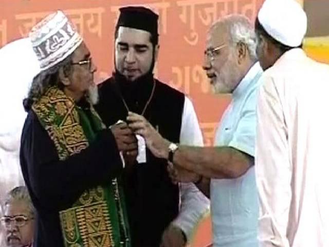 मुस्लिम टोपी विवाद पर मोदी ने दिया ये जवाब मुस्लिम टोपी विवाद पर मोदी ने दिया ये जवाब