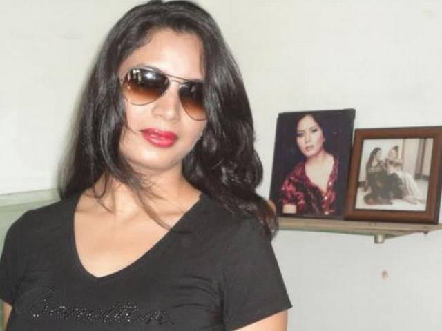 रिवॉल्वर रानी' की मलिका चुनाव प्रचार में व्यस्त रिवॉल्वर रानी’ की मलिका चुनाव प्रचार में व्यस्त