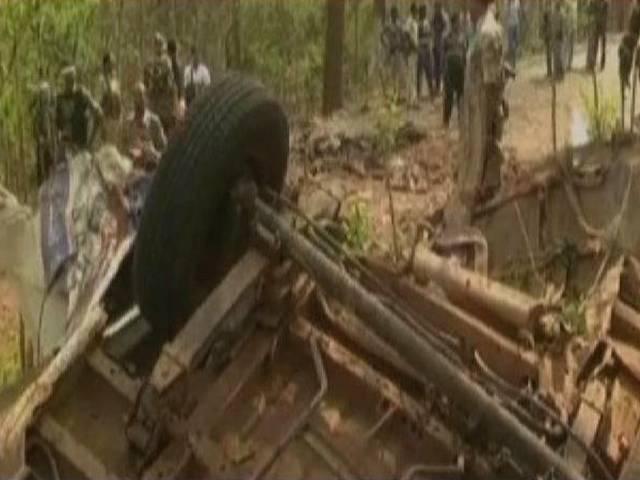 बस्तर में नक्सली हमला, 6 जवानों सहित 15 मरे बस्तर में नक्सली हमला, 6 जवानों सहित 15 मरे