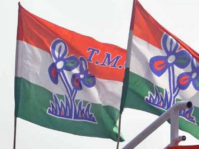 टीएमसी के झंडे उतारे रहे चुनाव आयोग के कर्मचारियों से फ़िर भिड़े पार्टी कार्यकर्ता टीएमसी के झंडे उतारे रहे चुनाव आयोग के कर्मचारियों से फ़िर भिड़े पार्टी कार्यकर्ता