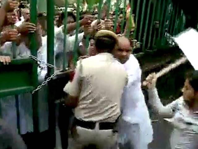 प्रियंका पर आपत्तिजनक टिप्पणी करने वाले सुब्रमण्यम के खिलाफ कांग्रेस का विरोध प्रदर्शन प्रियंका पर आपत्तिजनक टिप्पणी करने वाले सुब्रमण्यम के खिलाफ कांग्रेस का विरोध प्रदर्शन