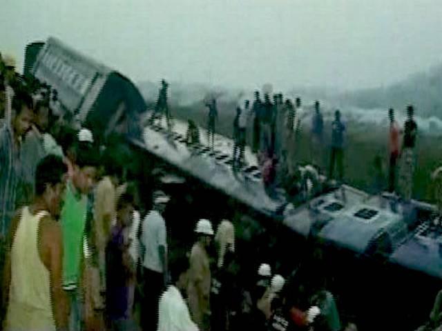 असम: मोरीगांव में दीमापुर-कामाख्या एक्सप्रेस के नौ डिब्बे पलटे, 50 से ज्यादा घायल असम: मोरीगांव में दीमापुर-कामाख्या एक्सप्रेस के नौ डिब्बे पलटे, 50 से ज्यादा घायल